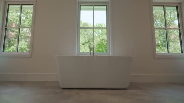Μοντέρνο Tiled Μπάνιο Ντους Στο Σύγχρονο Σπίτι Εσωτερικό Ακινήτων Υψηλής — Αρχείο Βίντεο