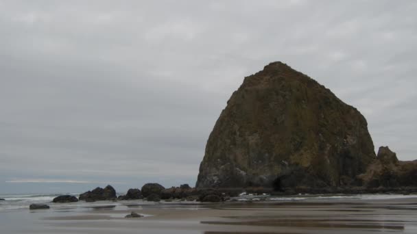 Foto Haystack Rock Stranden Kuststaden Cannon Beach Oregon Högkvalitativ Film — Stockvideo
