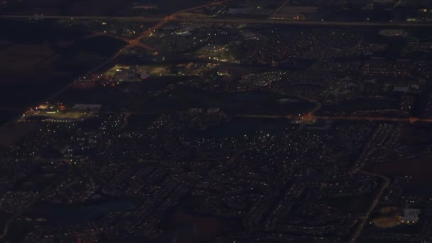 Blick Vom Bullauge Eines Flugzeugs Das Nachts Über Der Großstadt — Stockvideo