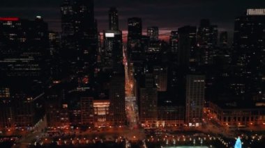 Akşam vakti Chicago 'nun merkezindeki gökdelen. Havadan geniş görüntü. Yüksek kalite 4k görüntü