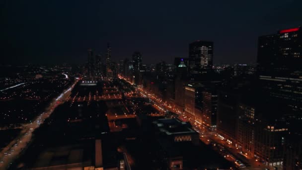 Στο Κέντρο Του Σικάγο Ουρανοξύστης Βράδυ Εναέρια Ευρεία Πλάνα Υψηλής — Αρχείο Βίντεο