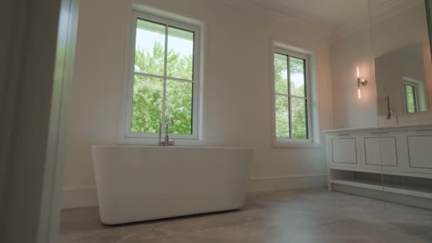 Modern Tiled Banyo Duş Modern Gayrimenkul Yüksek Kalite Görüntü — Stok video