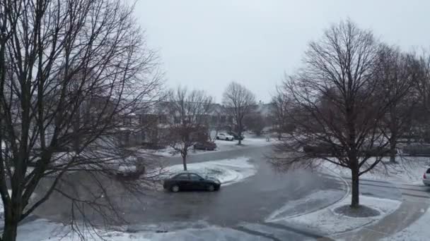 Kenar Mahallelerin Üzerinde Uçan Hava Manzarası Karla Kaplı Manzarayı Düşen — Stok video
