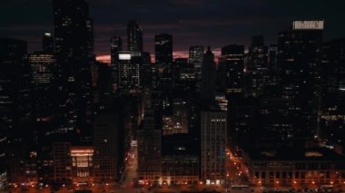 Akşam vakti Chicago 'nun merkezindeki gökdelen. Havadan geniş görüntü. Yüksek kalite 4k görüntü