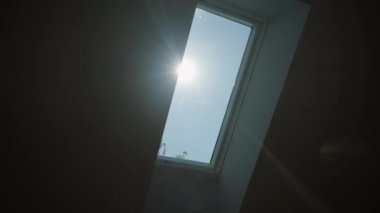 Modern beyaz tasarım penceresi ya da modern bir apartmanın tavan penceresi, ev içi. Yüksek kalite 4k görüntü