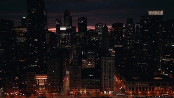 Wieczorem Wieżowiec Centrum Chicago Nagranie Powietrza Wysokiej Jakości Materiał — Wideo stockowe