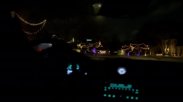 Close Mãos Motorista Segurando Volante Carro Condução Com Luzes Rua — Vídeo de Stock