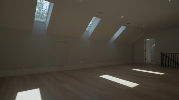 現代的な白のデザインの窓や現代的なアパート 家庭内の天窓の広いショット 高品質4K映像 — ストック動画
