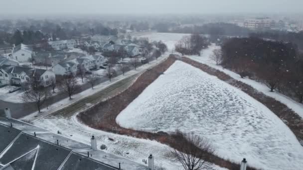 雪に覆われた風景と秋の雪の冬の嵐の中で郊外のビューを飛んで空中ビュー 高品質4K映像 — ストック動画