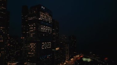 Akşam vakti Chicago 'nun merkezindeki gökdelen. Havadan geniş görüntü. Yüksek kalite 4k görüntü
