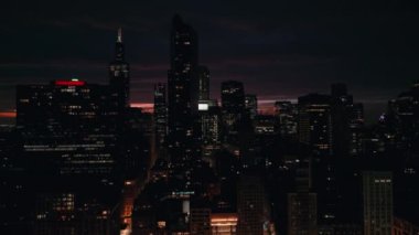 Akşam vakti Chicago 'nun merkezindeki gökdelen. Havadan geniş görüntü. Yüksek kalite 4k görüntü