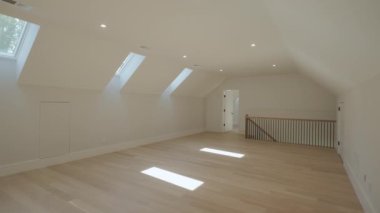 Modern beyaz tasarım penceresinin geniş bir görüntüsü ya da modern bir apartmanın tavan penceresi, ev içi. Yüksek kalite 4k görüntü