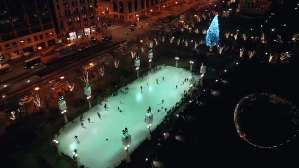 Tiro Aéreo Muitas Pessoas Patinando Pista Gelo Parque Millennium Chicago — Vídeo de Stock
