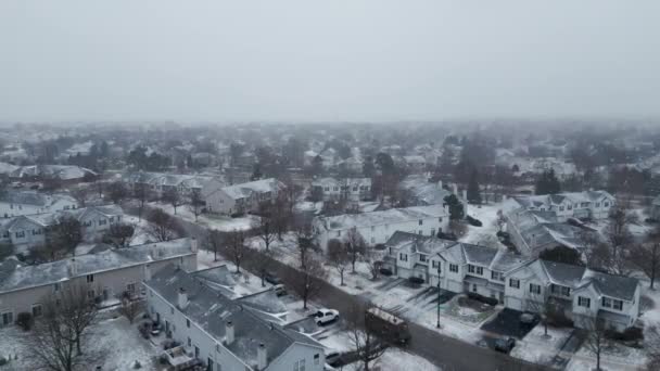Luchtfoto Vliegen Buitenwijken Bekijken Besneeuwde Landschap Gevallen Sneeuw Winter Storm — Stockvideo