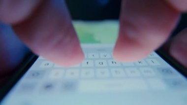Eller akıllı telefondan mesaj yazar ya da yazar. Yüksek kalite 4k görüntü