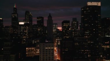 Akşam vakti Chicago 'nun merkezindeki gökdelen. Havadan geniş görüntü. Yüksek kalite 4k görüntü