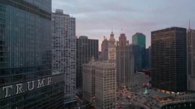 Gün batımında Chicago caddesinde. Havadan geniş görüntü. Yüksek kalite 4k görüntü