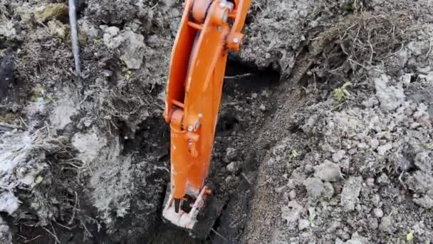 掘削機のバケツは冬の間に地面から土を得る 高品質4K映像 — ストック動画
