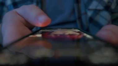 Haberleri İzleyen ve Okuyan Adam ve Akıllı Telefondan Fotoğrafı Kapat. - Evet. Yüksek kalite 4k görüntü