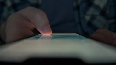 Haberleri İzleyen ve Okuyan Adam ve Akıllı Telefondan Fotoğrafı Kapat. - Evet. Yüksek kalite 4k görüntü