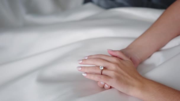 Рука Невесты Обручальным Кольцом Закрывают Белое Свадебное Платье Подготовка Невесты — стоковое видео