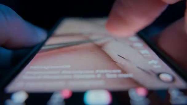 Makroaufnahmen Von Händen Scrollen Durch Den Newsfeed Sozialen Netzwerken Hochwertiges — Stockvideo