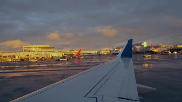 Αεροπλάνο Στο Διεθνές Αεροδρόμιο Σιάτλ Τακόμα Θέα Στο Φινιστρίνι Σιάτλ — Αρχείο Βίντεο
