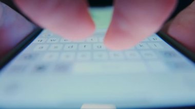 Eller akıllı telefondan mesaj yazar ya da yazar. Yüksek kalite 4k görüntü