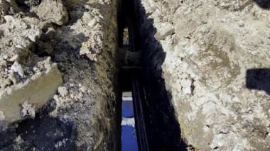 Kış mevsiminde siperdeki boru hattının onarımı ve yeniden inşası için bir alan. Yüksek kalite 4k görüntü