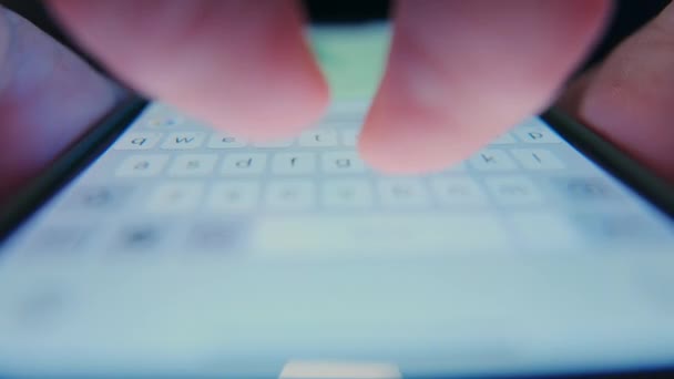Χέρια Πληκτρολογούν Γράφουν Μηνύματα Από Ένα Smartphone Υψηλής Ποιότητας Πλάνα — Αρχείο Βίντεο
