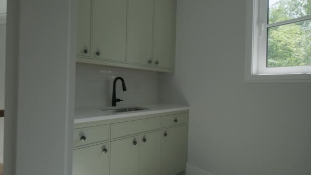 房子里有现代化的洗衣房 移动相机 高质量的4K镜头 — 图库视频影像