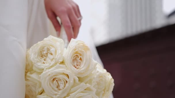 Bride Holds Wedding Bouquet Close High Quality Footage — Vídeo de Stock