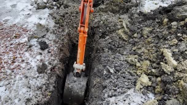 掘削機のバケツは冬の間に地面から土を得る 高品質4K映像 — ストック動画