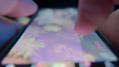 Makro görüntüler sosyal ağlardaki haber kaynaklarını tarıyor. Yüksek kalite 4k görüntü