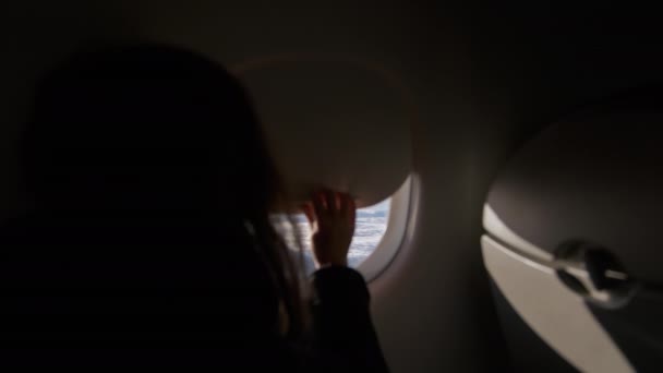 Woman Hand Open Porthole Airplane High Quality Footage — Vídeo de stock