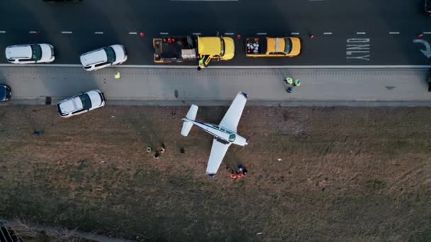 Emergency Airplane Landing Highway Drone Shot High Quality Photo — Vídeos de Stock