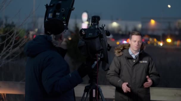 現場の事故機の記者たちとカメラマン ボリンブルック アイル 2023年1月10日 高品質4K映像 — ストック動画