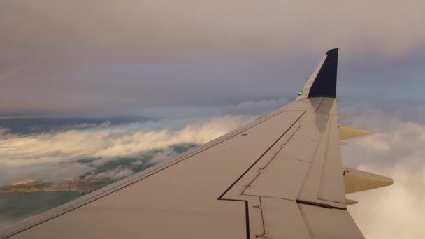 Bulutların Üzerinde Uçan Kanat Yolcu Tarafından Lomboz Deliğinden Görüldüğü Gibi — Stok video