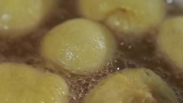 Cooking Berliners Doughnuts Frying Pan Fat Oil Boiling Hot Temperature — Stock video