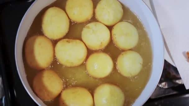 Cooking Berliners Doughnuts Frying Pan Fat Oil Boiling Hot Temperature — Stock Video