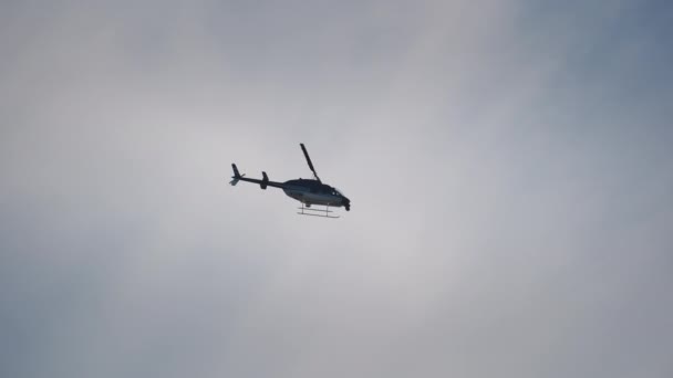 ニュースのために犯罪現場の上にホバリングニュースヘリコプター シカゴ 2023年1月10日 高品質4K映像 — ストック動画