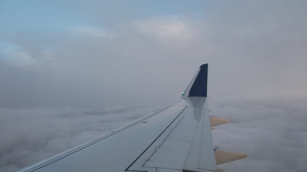 Крило Літака Над Хмарами Яке Видно Пасажиром Через Отвір Широкі — стокове відео
