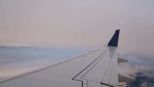 Skrzydło Przelatujące Nad Chmurami Widziane Przez Pasażera Przez Otwór Szerokie — Wideo stockowe