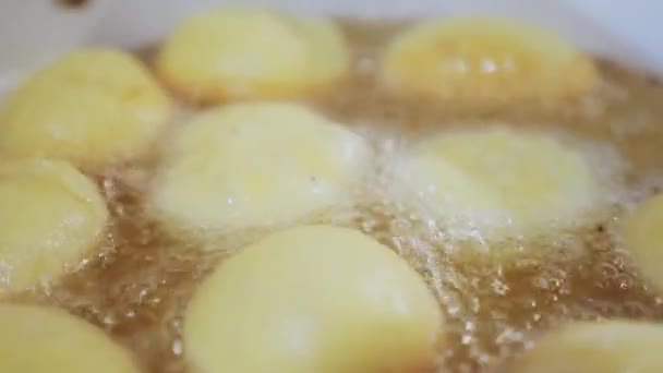 Cooking Berliners Doughnuts Frying Pan Fat Oil Boiling Hot Temperature — Video