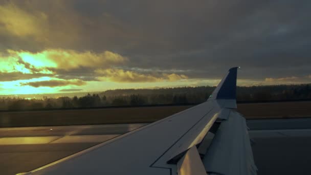 Πτέρυγα Της Πτήσης Πάνω Από Σύννεφα Αεροπλάνο Όπως Φαίνεται Από — Αρχείο Βίντεο