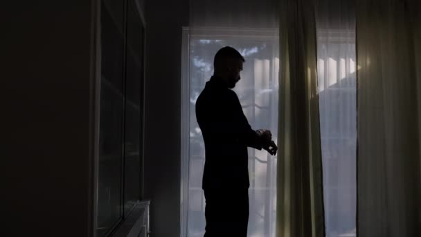 Silhouette Man Putting His Jacket Dark Room Background Window High — Stok video