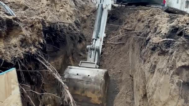 Bir Kova Kazıcı Kış Boyunca Topraktan Toprak Topluyor Yüksek Kalite — Stok video