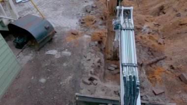 Bir kova kazıcı kış boyunca topraktan toprak topluyor. Yüksek kalite 4k görüntü