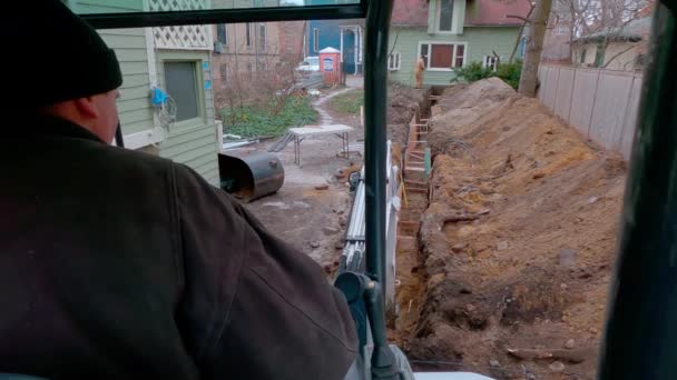 挖掘机的一桶 在冬季从地里取土 高质量的4K镜头 — 图库视频影像