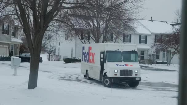 Fedex Delivery Truck Drives Snow Packed Residential Street Winter Suburb — Vídeos de Stock